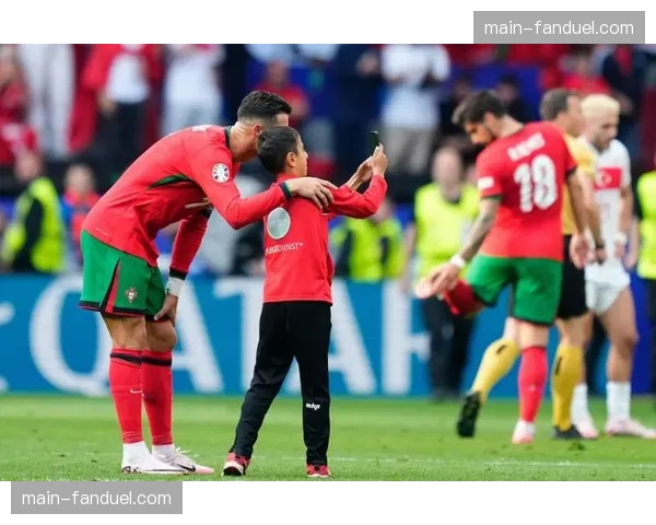 温情时刻，两队球员赛前为患病小球迷送上签名球衣