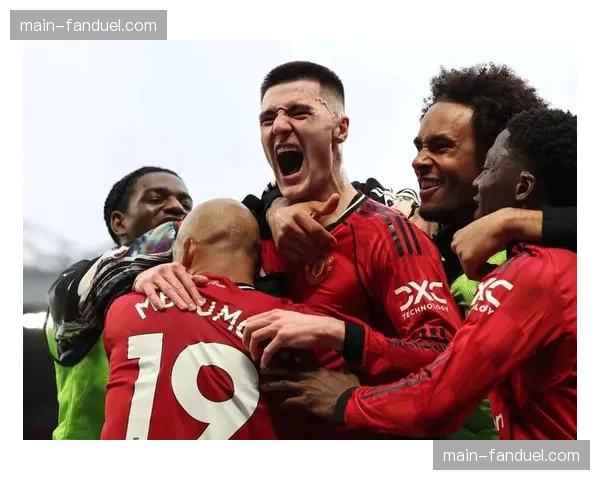 曼联公布季度财报，商业收入增长但债务问题仍受关注