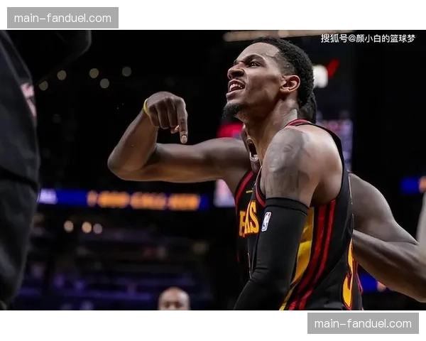 特写：德章泰-穆雷命中压哨绝杀后，指向亚特兰大主场地板上的特雷-杨画像