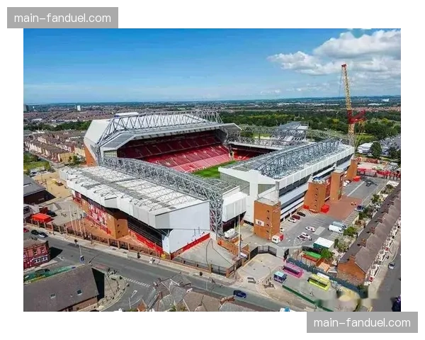 里尔主场皮埃尔·莫鲁瓦球场启动顶棚翻新工程