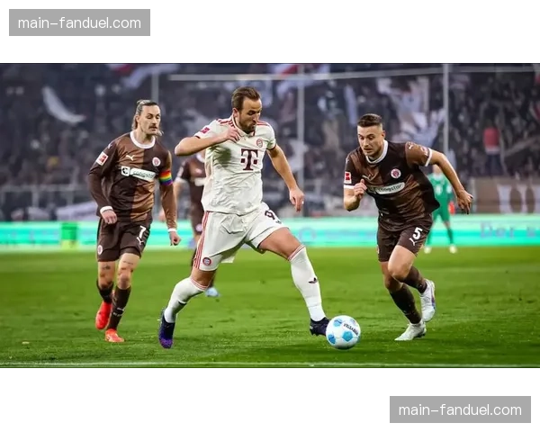 拜仁客场5-0横扫圣保利，积分领先优势扩大至12分